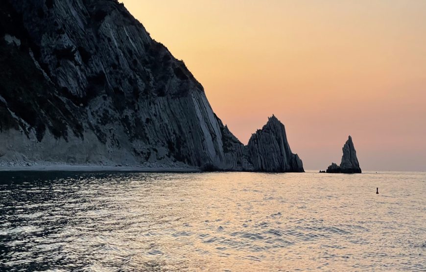 Noleggio Barca Spritz in Esclusiva per Esplorare il Conero